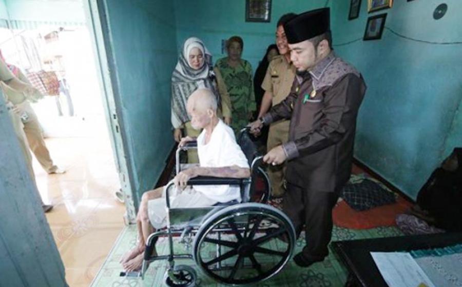 Walikota Bengkulu Helmi Hasan memberikan 2 unit kursi roda kepada warga di Kelurahan Kebun Beler dan Kelurahan Anggut