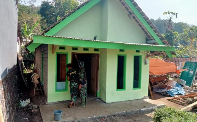Proses Finishing Pengecetan Oleh Satgas TMMD 112