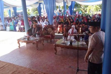 Walikota Bengkulu H. Helmi Hasan saat pengajian rutin bulanan yang diikuti BKMT se-Kota Bengkulu beserta masyarakat di Balai Kota