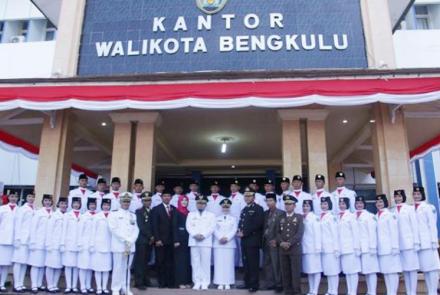 Upacara peringatan HUT RI Ke 71 di halaman Kantor Walikota