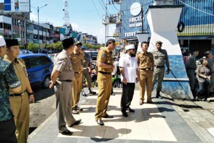 Walikota H Helmi Hasan SE bersama Dinas PUPR Kota di Kantor BPRS simpang Kebun Geran Jalan Soeprapto, Senin (7/8/2017)