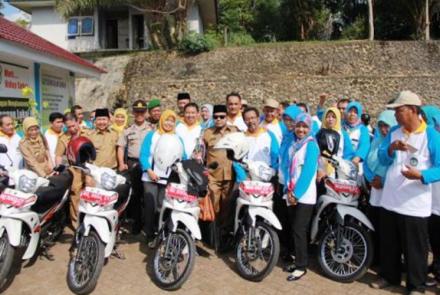 Walikota Bengkulu Helmi Hasan menyerahkan secara langsung 45 unit motor dinas kepada para penyuluh pertanian,perkebunan dan peternakan