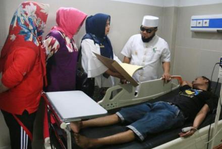 Walikota bnegkulu Helmi Hasan saat mengunjungi sekaligus mengantar pasien miskin yang diduga ditolak berobat di RSUD M Yunus.