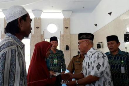 Baznas Kota Bengkulu menyalurkan zakat kepada 40 mustahiq di Masjid At-taqwa