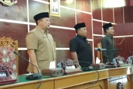 Rapat paripurna dengan agenda mendengarkan pandangan fraksi atas nota keuangan APBD-P 2017