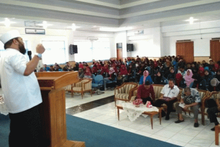 Walikota Bengkulu Helmi Hasan saat mengisi seminar di UNIB