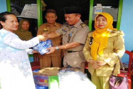 Pemerintah Kota Bengkulu melalui Dinas Sosial (Dinsos) kota mendatangi sekaligus menyalurkan bantuan kepada warga yang terdampak bencana tanah longsor di Kelurahan Timur Indah