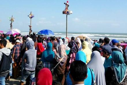 Memperingati Hari Ulang Tahun RI ke 72 Pemerintah Provinsi Bengkulu menggelar lomba panjat pinang di Pantai Panjang, Minggu (20/8/2017)