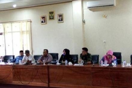 Ketua DPRD Kota Bengkulu bersama anggota dewan lainnya saat memimpin hearing dengan Organda