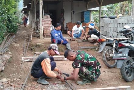 Satgas TMMD Bantu Rakit Untuk Besi Cor