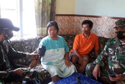 Tim Kesehatan Periksa Kesehatan Warga Tulungrejo di TMMD 112