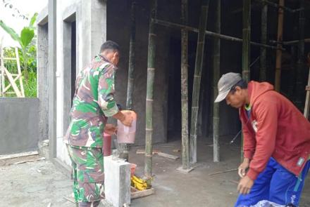 Tuangan Kopi Susu Penambah Stamina Bekerja Satgas TMMD 112 Kodim 0818