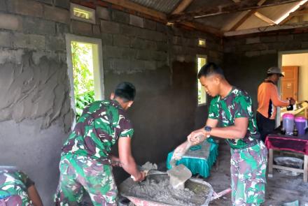 Pemlasteran Dinding di RTLH Bapak Madrai di Kerjakan Oleh Satgas TMMD