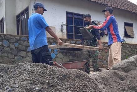 Kombinasi Ayunan Ayakan Satgas TMMD Dengan Warga di TMMD 112 Kodim 0818/Malang-Batu