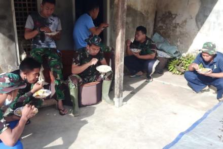 Suasana Makan Siang yang Penuh Keakraban Para Satgas di Lokasi TMMD