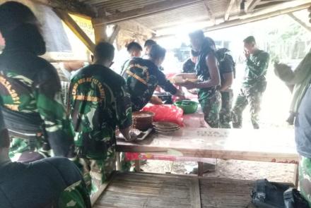 Warga Siapkan Makan Prasmanan