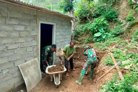 Satgas TMMD Bantu Pak Sunyoto Angkut Tanah Timbun Untuk Rumahnya