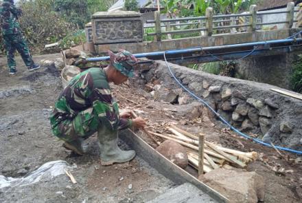 Satgas Bantu Pemasangan Mal untuk Pengecoran jalan di TMMD 112