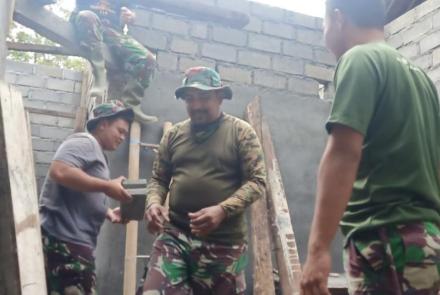 Senda Gurau Sesama Para Satgas TMMD  di Lokasi RTLH 