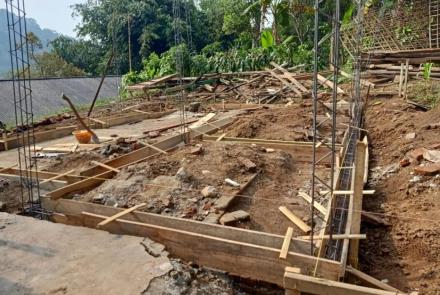 Pondasi Rumah Ibu Sainem Siap di Cor