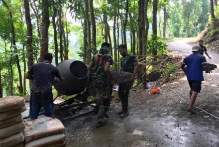 Kerja Keras Bedi Tua di Lokasi TMMD 