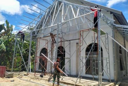 Satgas TMMD Kebut Pemasangan Rangka Baja Ringan Gereja Mawar Saron