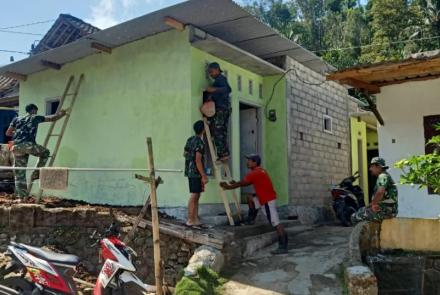 Satgas TMMD 112 Kodim 0818 Terus Percantik Tampilan Rumah Sasaran 