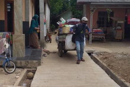 Pedagang Keliling Terasa Ringan Melintas Jalan Flamboyan Pasca Diperbaiki Satgas TMMD