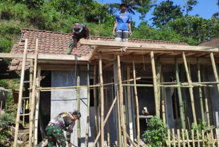 PENGECORAN TERUS BERJALAN TERAS DEPAN 