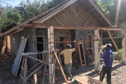 Satgas TMMD bangunkan teras untuk rumah ibu Ginten 