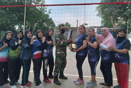 Satgas TMMD Serahkan Bantuan Bola dan Net Volli