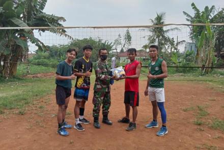 Satgas TMMD Berikan Alat Olahraga Kepada Pemuda Kampung Panggulan
