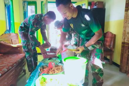 SARAPAN PENUH GIZI SATGAS TMMD 112 KODIM 0818