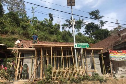 Lihainya Satgas TMMD dalam pemasangan kerangka atap di RTLH