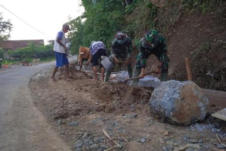 Potret Gotong Royong Satgas TMMD 112 