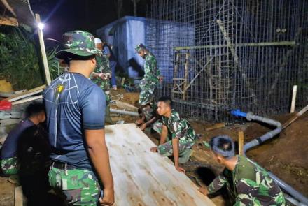 Satgas TMMD Tak Kenal Waktu Dalam Bekerja