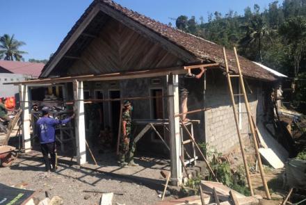 Kerangka teras pak Sugiono mulai di pasang