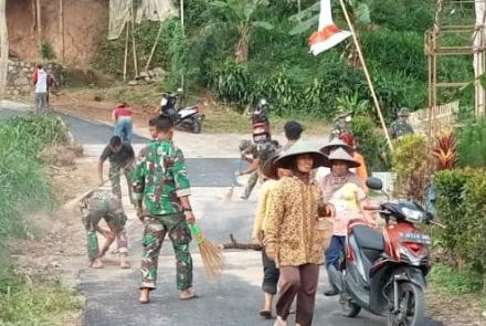 Senyuman Bahagia Warga Desa Tulungrejo Saat Melewati Jalan Cor yang di Bangun Satgas TMMD 112 