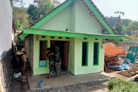 Proses Finishing Pengecetan Oleh Satgas TMMD 112