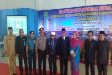 Foto bersama Direktur PDAM Sjobirin dan Walikota Bengkulu Helmi Hasan serta tamu undangan lainnya.