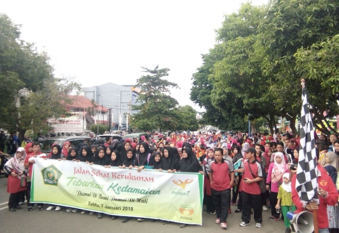 Masyarakat Dan Pelajar Antusias Mengikuti Jalan Santai