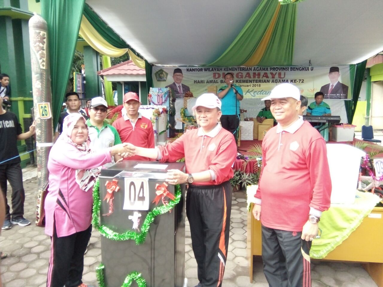 Asisten I Memberikan Hadiah Kepada Pemenang Jalan Santai