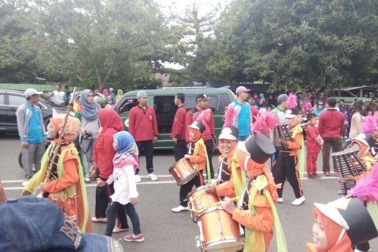 Tabuhan Drum Band Mengiringi Jalan Santai