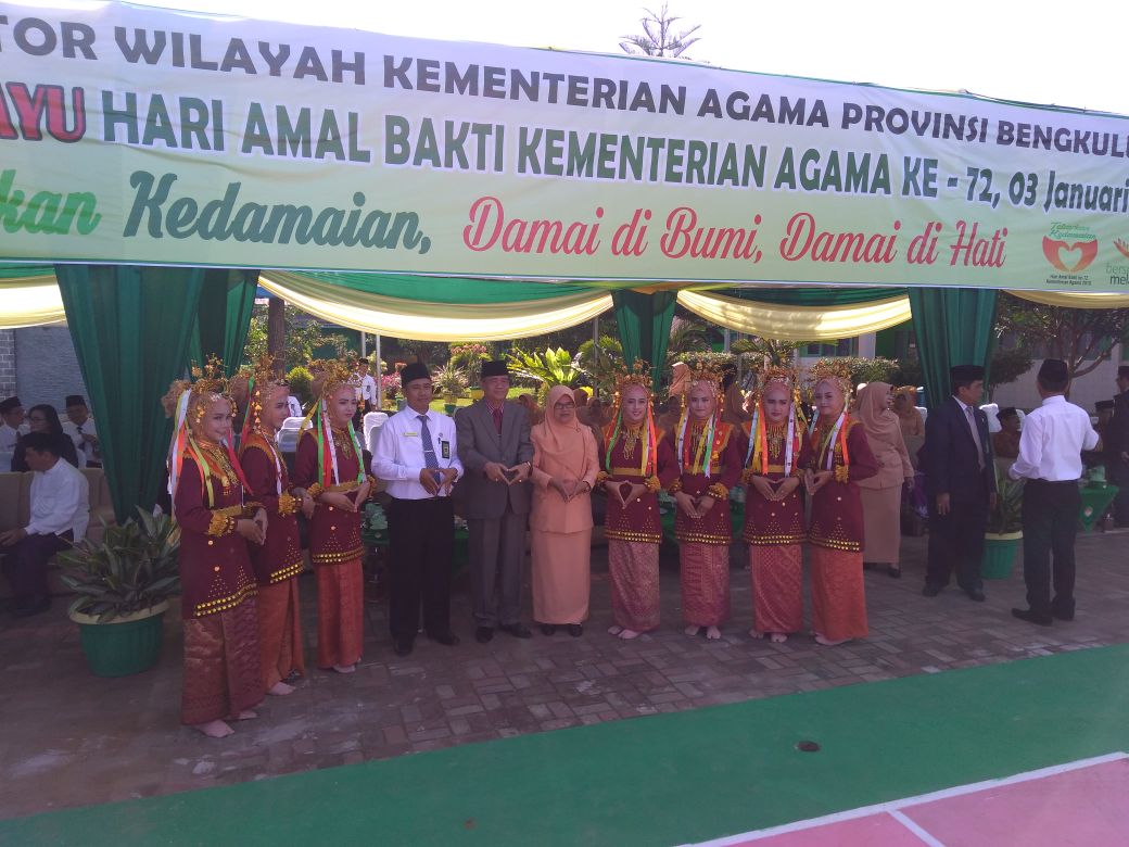 Foto Bersama Kakanwil Kemenag Bersama Murid MAN 2
