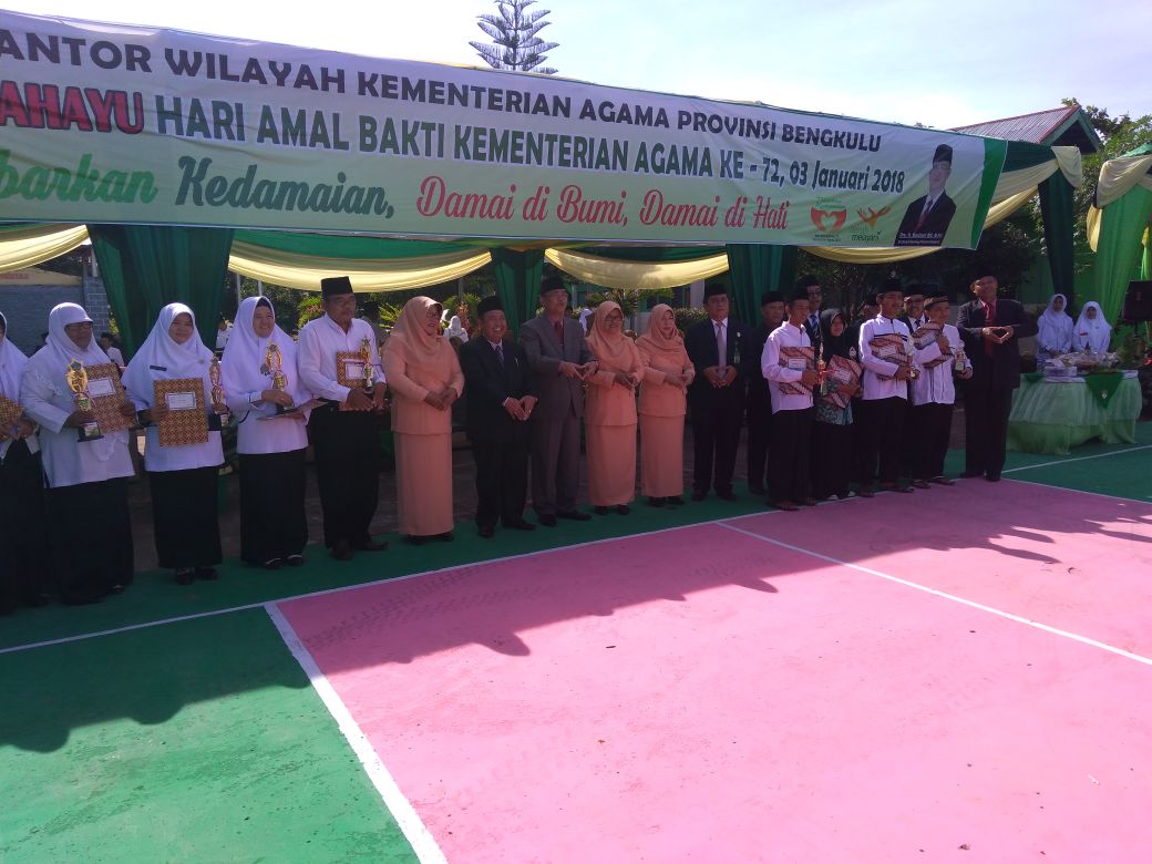 Foto Bersama Kakanwil Kemenag Bersama Keluarga Besar Kemenag Provinsi Bengkulu