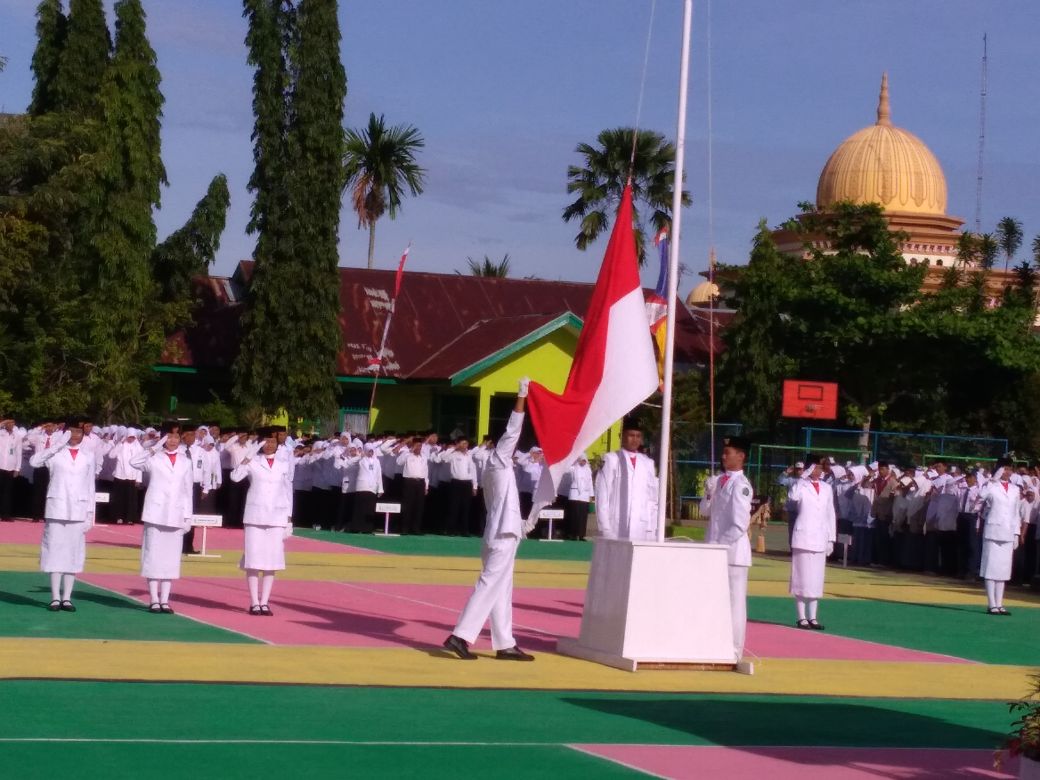Pengibaran Bendera Merah Putih Oleh Pelajar MAN 2 Kota Bengkulu