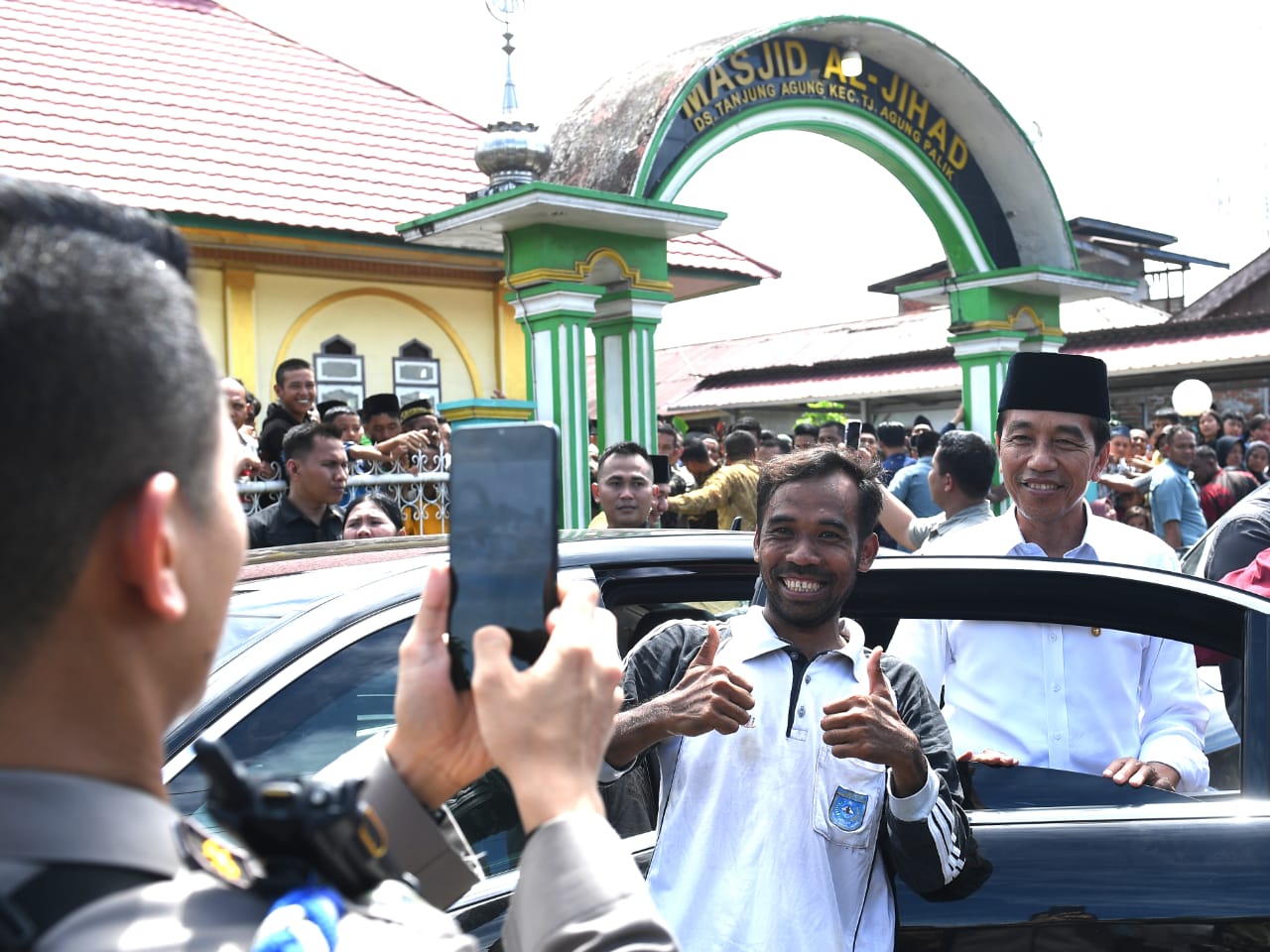 Presiden Jokowi Tunaikan Salat Jumat di Masjid Al Jihad Tanjung Agung