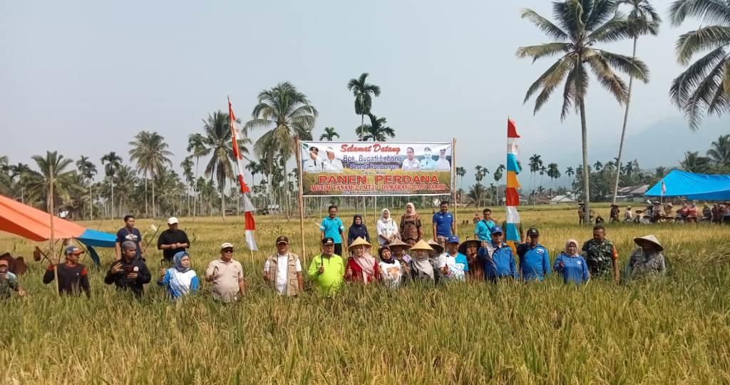 Bupati Kopli saat Hadiri Panen Raya Desa Karang Dapo Bawah Kecamatan Bingin Kuning, Kabupaten Lebong