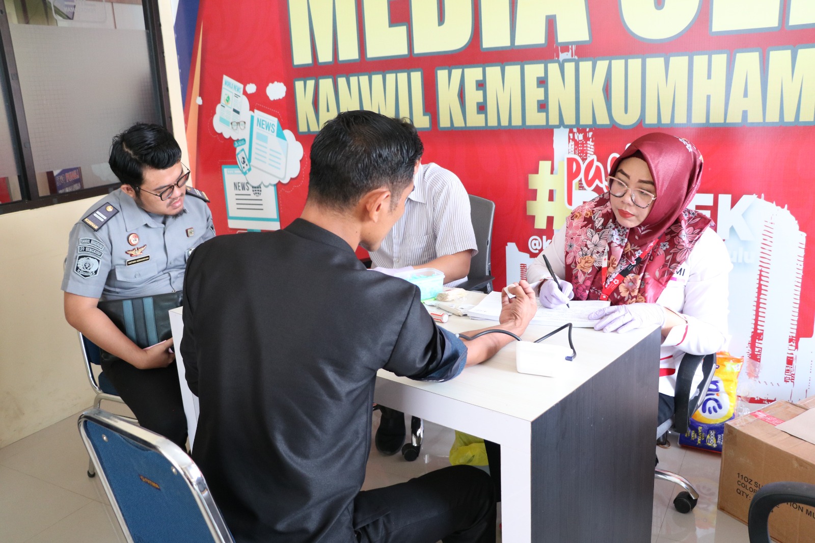 Hari Bhakti Imigrasi Ke-74, Kakannwil Kemenkumham Pantau Kegiatan Donor Darah
