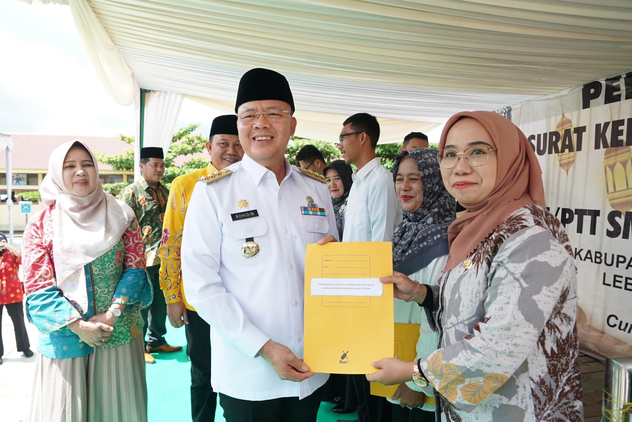 Gubernur Rohidin Bagikan 591 SK Guru Tidak Tetap dan Pegawai Tidak Tetap di Tiga Kabupaten 